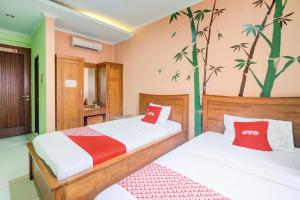 Postel nebo postele na pokoji v ubytování Hotel O Tebet Near Tebet Station Formerly Sabda Guest House