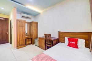Postel nebo postele na pokoji v ubytování Hotel O Tebet Near Tebet Station Formerly Sabda Guest House