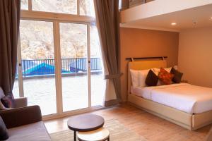 Lodges By Baron Hunza Attabad Lake客房内的一张或多张床位