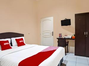 Postel nebo postele na pokoji v ubytování Hotel O Medan City Near Lapangan Benteng Formerly Ralica Residence