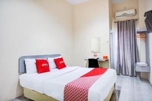 Postel nebo postele na pokoji v ubytování Hotel O Medan City Near Lapangan Benteng Formerly Ralica Residence