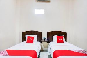Postel nebo postele na pokoji v ubytování Hotel O Medan City Near Lapangan Benteng Formerly Ralica Residence
