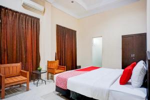 Postel nebo postele na pokoji v ubytování Hotel O Medan City Near Lapangan Benteng Formerly Ralica Residence