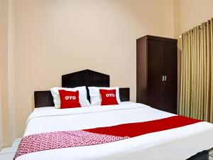 Postel nebo postele na pokoji v ubytování Hotel O Medan City Near Lapangan Benteng Formerly Ralica Residence