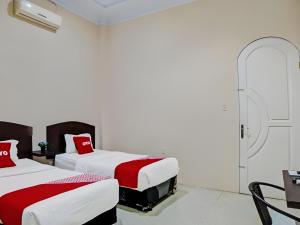 Postel nebo postele na pokoji v ubytování Hotel O Medan City Near Lapangan Benteng Formerly Ralica Residence