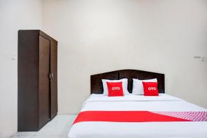 Postel nebo postele na pokoji v ubytování Hotel O Medan City Near Lapangan Benteng Formerly Ralica Residence