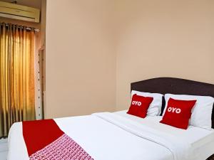Postel nebo postele na pokoji v ubytování Hotel O Medan City Near Lapangan Benteng Formerly Ralica Residence