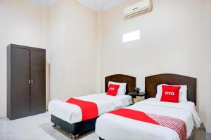 Postel nebo postele na pokoji v ubytování Hotel O Medan City Near Lapangan Benteng Formerly Ralica Residence