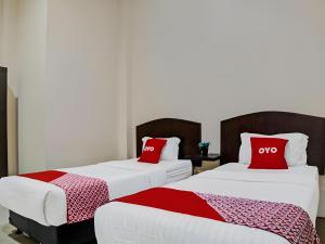 Postel nebo postele na pokoji v ubytování Hotel O Medan City Near Lapangan Benteng Formerly Ralica Residence