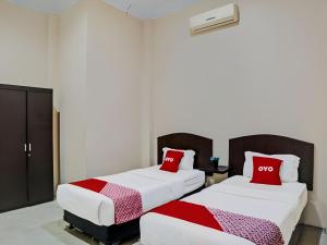 Postel nebo postele na pokoji v ubytování Hotel O Medan City Near Lapangan Benteng Formerly Ralica Residence