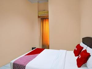 Postel nebo postele na pokoji v ubytování Hotel O Medan City Near Lapangan Benteng Formerly Ralica Residence