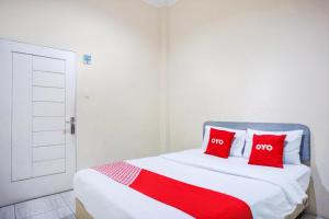 Postel nebo postele na pokoji v ubytování Hotel O Medan City Near Lapangan Benteng Formerly Ralica Residence