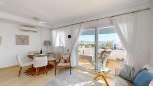 un salon avec un canapé et une table dans l'établissement Casa Atlantico D-Murcia Holiday Rentals Property, à Sucina
