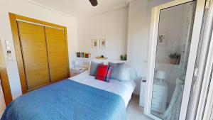 une chambre avec un lit bleu et un grand miroir dans l'établissement Casa Atlantico D-Murcia Holiday Rentals Property, à Sucina 14 autres photos