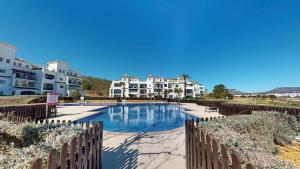 - une piscine en face de certains bâtiments dans l'établissement Casa Atlantico D-Murcia Holiday Rentals Property, à Sucina