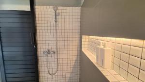 Ένα μπάνιο στο Suite 7 Guest House Jimbaran