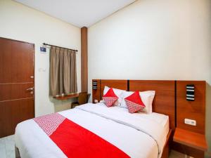 Postel nebo postele na pokoji v ubytování Hotel O Sean'S Residence Mansyur Near Universitas Sumatra Utara USU