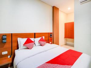 Postel nebo postele na pokoji v ubytování Hotel O Sean'S Residence Mansyur Near Universitas Sumatra Utara USU