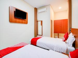Postel nebo postele na pokoji v ubytování Hotel O Sean'S Residence Mansyur Near Universitas Sumatra Utara USU