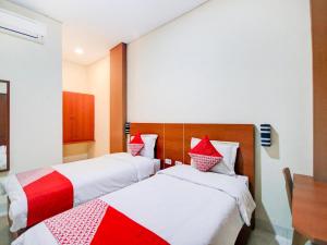 Postel nebo postele na pokoji v ubytování Hotel O Sean'S Residence Mansyur Near Universitas Sumatra Utara USU
