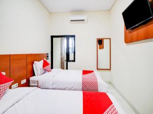 Postel nebo postele na pokoji v ubytování Hotel O Sean'S Residence Mansyur Near Universitas Sumatra Utara USU