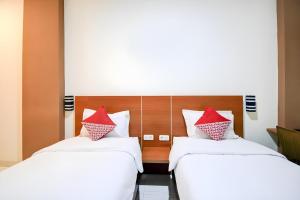 Postel nebo postele na pokoji v ubytování Hotel O Sean'S Residence Mansyur Near Universitas Sumatra Utara USU