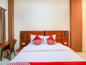 Postel nebo postele na pokoji v ubytování Hotel O Sean'S Residence Mansyur Near Universitas Sumatra Utara USU