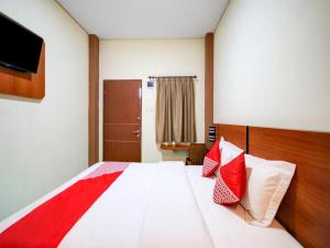 Postel nebo postele na pokoji v ubytování Hotel O Sean'S Residence Mansyur Near Universitas Sumatra Utara USU