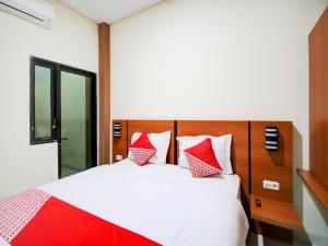 Postel nebo postele na pokoji v ubytování Hotel O Sean'S Residence Mansyur Near Universitas Sumatra Utara USU