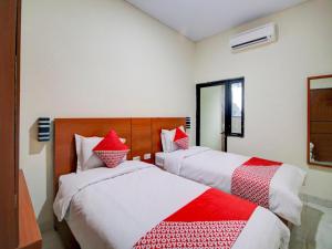 Postel nebo postele na pokoji v ubytování Hotel O Sean'S Residence Mansyur Near Universitas Sumatra Utara USU