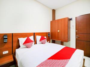 Postel nebo postele na pokoji v ubytování Hotel O Sean'S Residence Mansyur Near Universitas Sumatra Utara USU