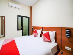 Postel nebo postele na pokoji v ubytování Hotel O Sean'S Residence Mansyur Near Universitas Sumatra Utara USU