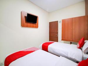 Postel nebo postele na pokoji v ubytování Hotel O Sean'S Residence Mansyur Near Universitas Sumatra Utara USU