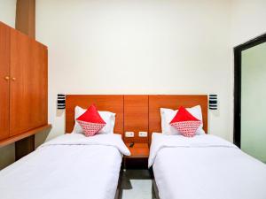 Postel nebo postele na pokoji v ubytování Hotel O Sean'S Residence Mansyur Near Universitas Sumatra Utara USU