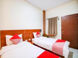 Postel nebo postele na pokoji v ubytování Hotel O Sean'S Residence Mansyur Near Universitas Sumatra Utara USU