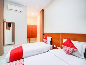 Postel nebo postele na pokoji v ubytování Hotel O Sean'S Residence Mansyur Near Universitas Sumatra Utara USU