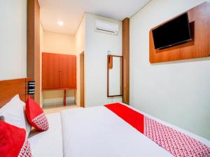 Postel nebo postele na pokoji v ubytování Hotel O Sean'S Residence Mansyur Near Universitas Sumatra Utara USU