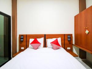 Postel nebo postele na pokoji v ubytování Hotel O Sean'S Residence Mansyur Near Universitas Sumatra Utara USU