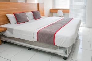 En eller flere senge i et værelse på Hotel O Tower Mahakam serviced apartment Riverview Jababeka