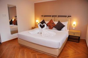 Lodges By Baron Hunza Attabad Lake客房内的一张或多张床位