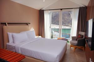 Lodges By Baron Hunza Attabad Lake客房内的一张或多张床位
