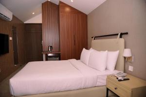 Lodges By Baron Hunza Attabad Lake客房内的一张或多张床位