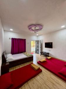 Letto o letti in una camera di Oxygen Resort, Akshi