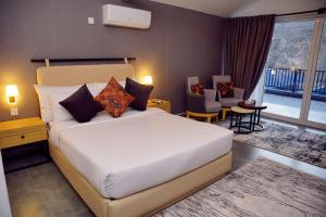 Lodges By Baron Hunza Attabad Lake客房内的一张或多张床位