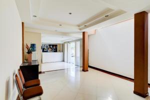デンパサールにあるCollection O Near Bajra Sandi Monumen Formerly Grand Pondok Puri Ayuの白い壁のリビングルーム