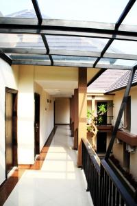 デンパサールにあるCollection O Near Bajra Sandi Monumen Formerly Grand Pondok Puri Ayuの屋根の建物廊下