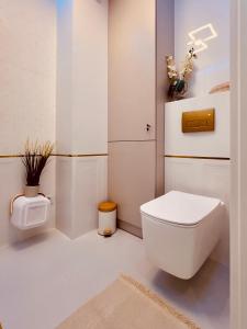 ザモシチにあるApartament Kashmir Glowの部屋にある白いトイレ付きのバスルーム +18枚の写真