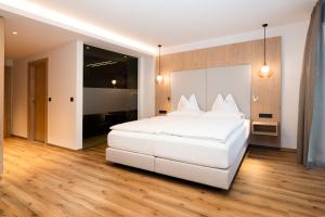 Łóżko lub łóżka w pokoju w obiekcie Gut Berg Naturhotel