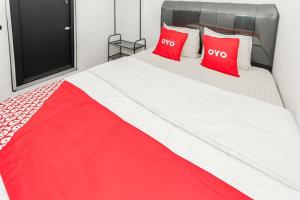 Postel nebo postele na pokoji v ubytování Hotel O Mangga Besar Near Kota Tua Formerly Fresh Hotel