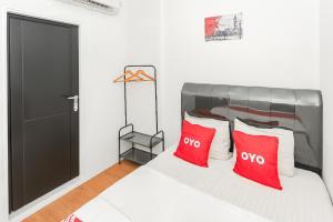 Postel nebo postele na pokoji v ubytování Hotel O Mangga Besar Near Kota Tua Formerly Fresh Hotel